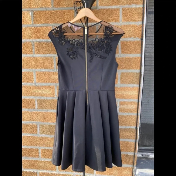 Ted Baker London
Dollii Embroidered Skater dress size 3 - Picture 9 of 15